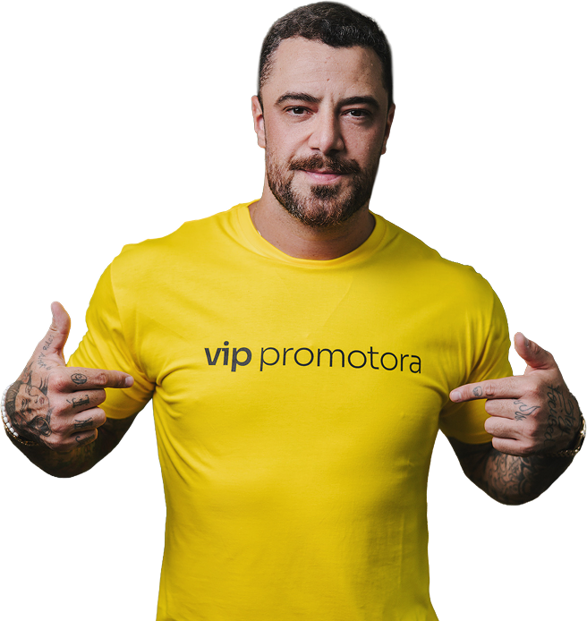 Embaixador da VIP vestindo a camiseta amarela da VIP Promotora